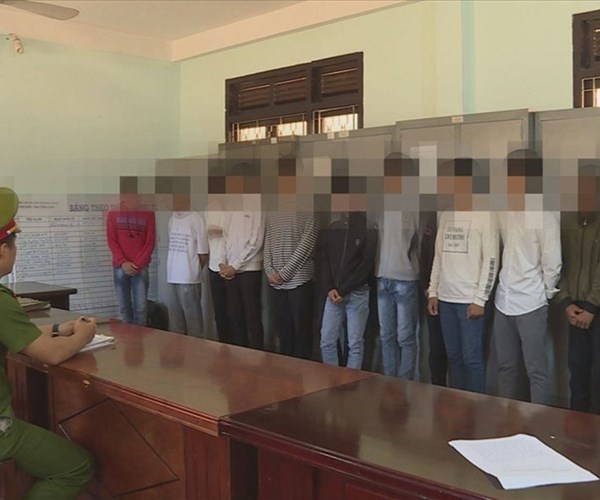 21 học sinh chém nhau kinh hoàng sau giờ học - Anh 1