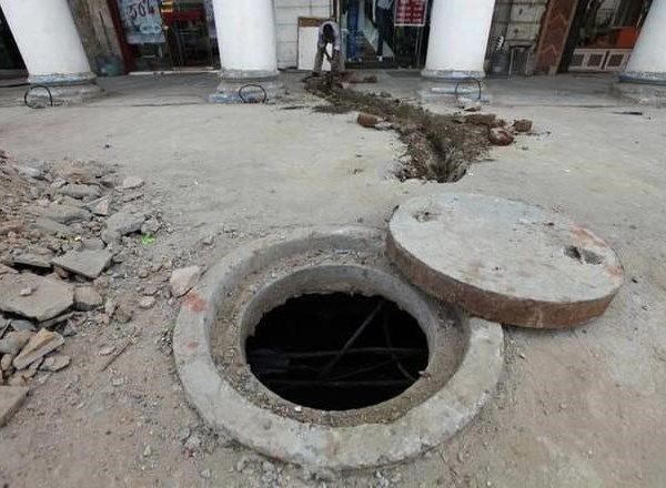 Dọn bể chứa rác thải khách sạn ở Ấn Độ, 7 người bị chết ngạt - Anh 1