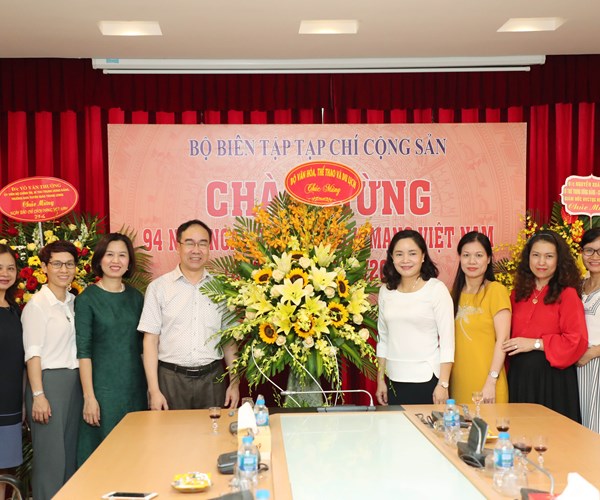 Thứ trưởng Trịnh Thị Thủy chúc mừng các cơ quan báo chí nhân Ngày Báo chí cách mạng Việt Nam - Anh 3