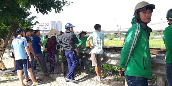 Hà Nội: Băng qua đường sắt thiếu quan sát, một người tử vong - Anh 1