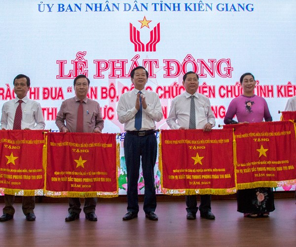 Kiên Giang phát động phong trào thi đua thực hiện văn hóa công sở - Anh 1