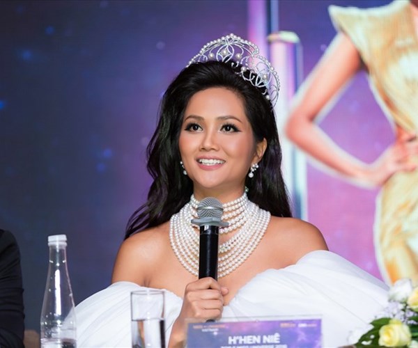 H’Hen Niê được tặng vương miện đương nhiệm vì thành tích nổi bật - Anh 1