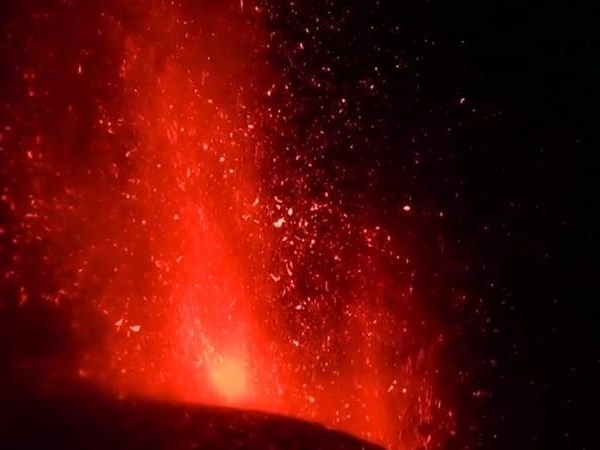 Núi lửa lớn nhất châu Âu 'thức giấc, Italia đóng cửa hai sân bay - Anh 1