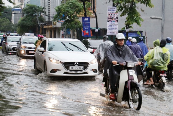 Thời tiết đêm 23 ngày 24.7: Bắc Bộ có mưa rất to, nguy cơ lốc sét, Trung Bộ nắng nóng - Anh 1