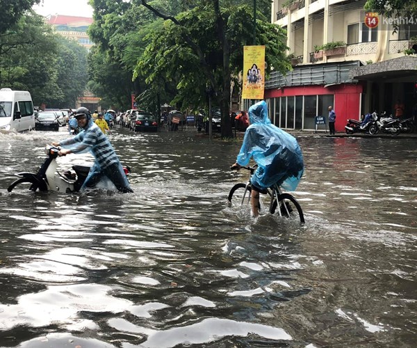 Thời tiết ngày 26.7: Hà Nội chiều tối có mưa rào, cần đề phòng khả năng ngập sâu - Anh 1