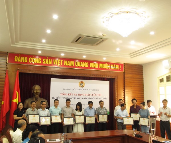 Công đoàn Bộ VHTTDL trao giải thưởng cuộc thi viết tìm hiểu về Công đoàn VN - Anh 4