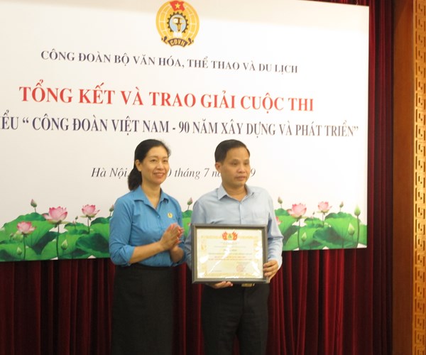 Công đoàn Bộ VHTTDL trao giải thưởng cuộc thi viết tìm hiểu về Công đoàn VN - Anh 1