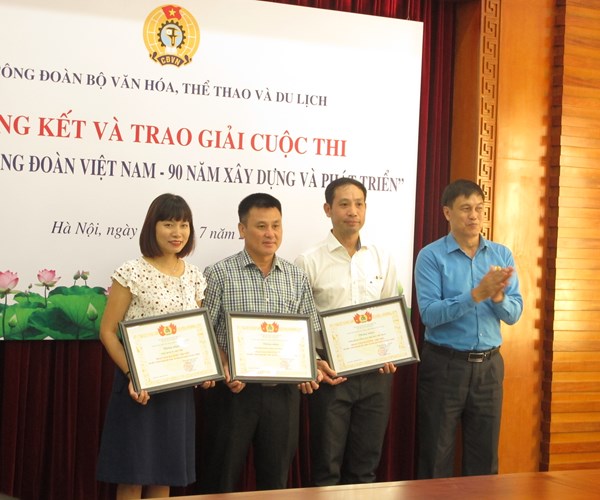 Công đoàn Bộ VHTTDL trao giải thưởng cuộc thi viết tìm hiểu về Công đoàn VN - Anh 3