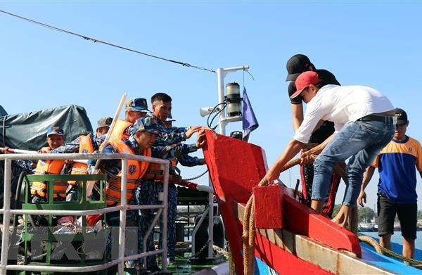 Ứng cứu an toàn sáu ngư dân trên tàu cá bị chìm ở vùng biển Trường Sa - Anh 1