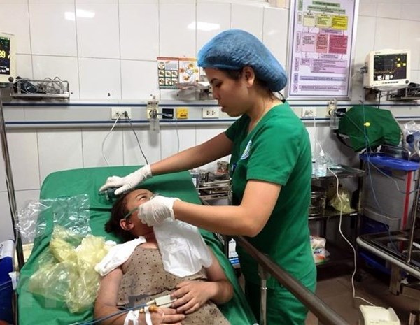 Nghệ An: Châm lửa đốt can xăng, 5 người trong một gia đình cấp cứu - Anh 1