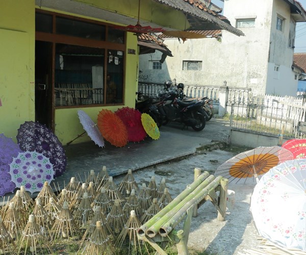 Những chiếc ô sắc màu làm đẹp thêm cuộc sống ở Indonesia - Anh 1