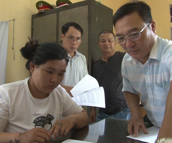 Nữ 9X bị bắt khi bán ma túy tại ngã ba đường giữa ban ngày - Anh 1