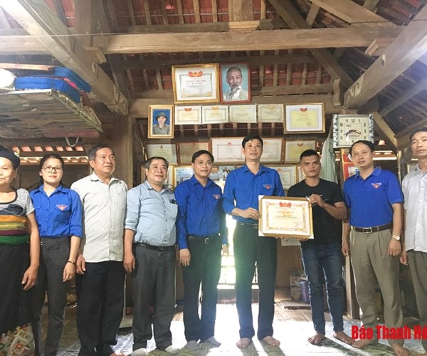 Tặng bằng khen cho 