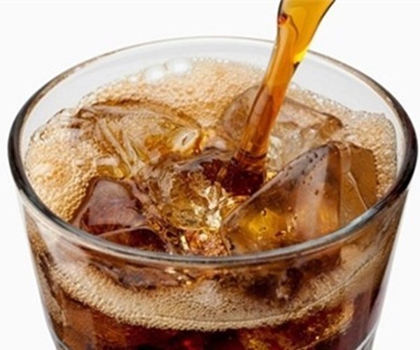Tác hại khôn lường khi uống nhiều nước ngọt có ga - Anh 1