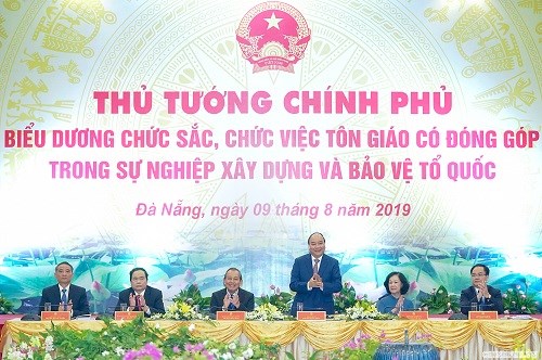 Thủ tướng gặp mặt, biểu dương các chức sắc, chức việc tôn giáo tiêu biểu - Anh 1