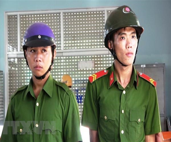 Giả danh công an để chiếm đoạt tài sản, hai đối tượng bị bắt - Anh 1
