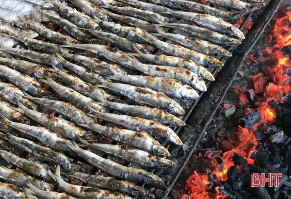 Cá trích nướng Thạch Kim: Đặc sản ăn 1 lần kiểu gì cũng tìm lần 2 - Anh 1