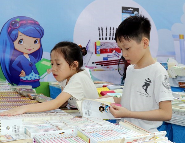 Lượng sách, xuất bản phẩm trong 6 tháng đầu năm tăng mạnh - Anh 1
