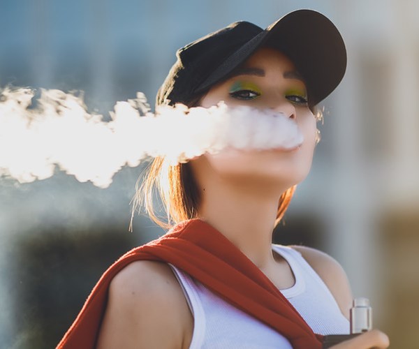 Thuốc lá điện tử, “thủ phạm” của tổn thương phổi - Anh 1