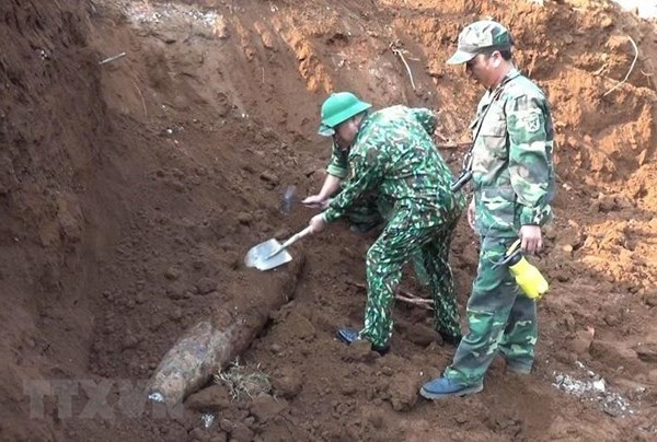 Hải Phòng: Người dân phát hiện một quả bom ở sông Tam Bạc - Anh 1