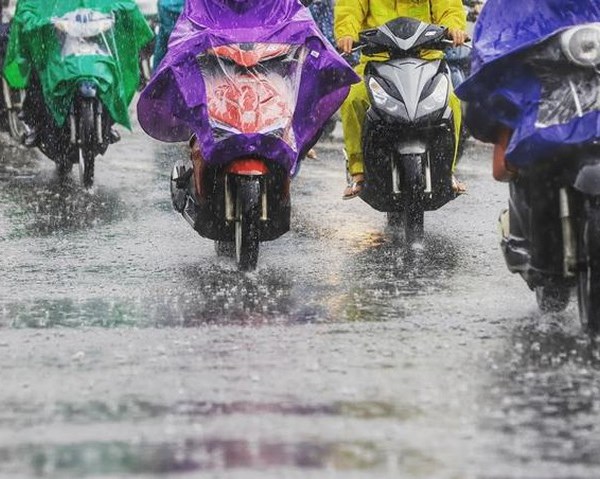 Mưa lớn trên diện rộng, đề phòng lốc, sét, mưa đá và gió giật mạnh - Anh 1