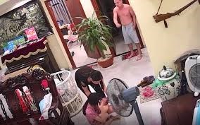 Phẫn nộ clip chồng đánh vợ mới sinh con phải nhập viện - Anh 1