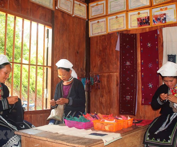 Gìn giữ, phát huy nghề thêu thổ cẩm của người Dao ở Cao Bằng - Anh 1