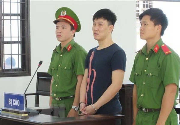 Nhân viên giám sát bán hàng đi tù vì tội lừa đảo chiếm đoạt tài sản - Anh 1