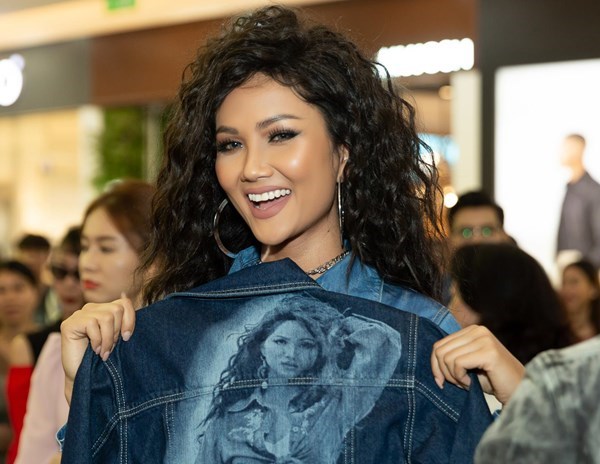 H’Hen Niê phá cách ấn tượng với tóc xù và thời trang denim cá tính - Anh 1
