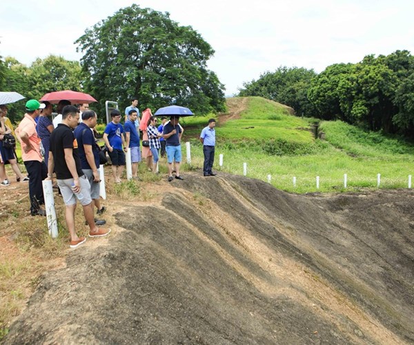 Di tích Chiến trường Điện Biên Phủ thu hút đông du khách dịp nghỉ lễ - Anh 1