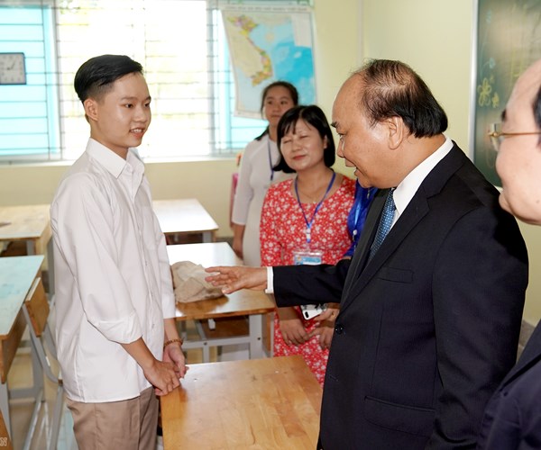 Thủ tướng: Dạy chữ đã quan trọng, dạy người càng quan trọng hơn - Anh 2