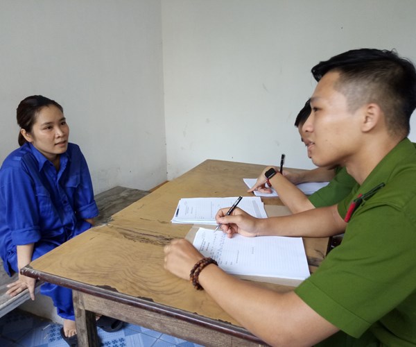Nữ văn thư dùng dấu của bệnh viện làm giấy tờ giả lừa đảo hơn 2 tỉ đồng - Anh 1
