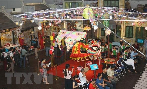 Gặp gỡ gia đình duy nhất còn giữ nghề làm mặt nạ bồi ở phố cổ Hà Nội - Anh 1