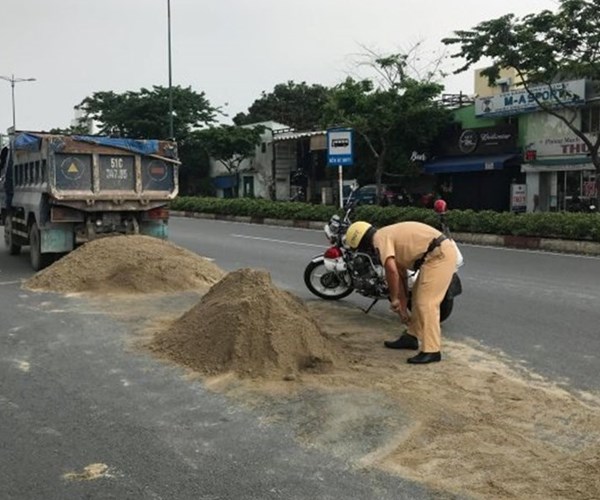 Hàng loạt fanpage mạo danh cảnh sát giao thông đăng tin sai sự thật - Anh 1