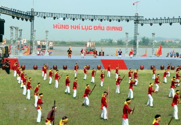 Hàng vạn du khách nô nức dự lễ hội mùa Thu Côn Sơn-Kiếp Bạc - Anh 1