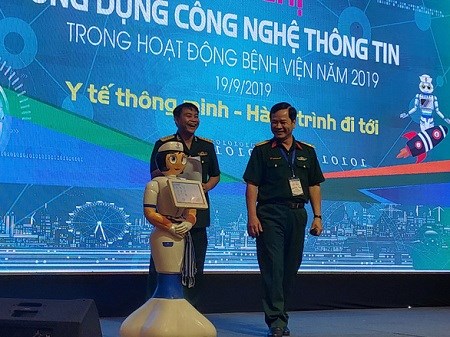 Bệnh viện đầu tiên cả nước ứng dụng nhiều loại robot phục vụ bệnh nhân - Anh 1