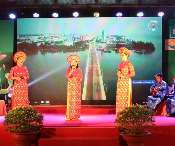 Gan 200 tai tu tham gia Hoi thi Don ca tai tu Kien Giang 2019 - Anh 1