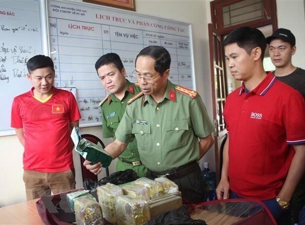 Hòa Bình: Bắt quả tang 4 đối tượng vận chuyển trái phép số lượng lớn ma túy - Anh 1
