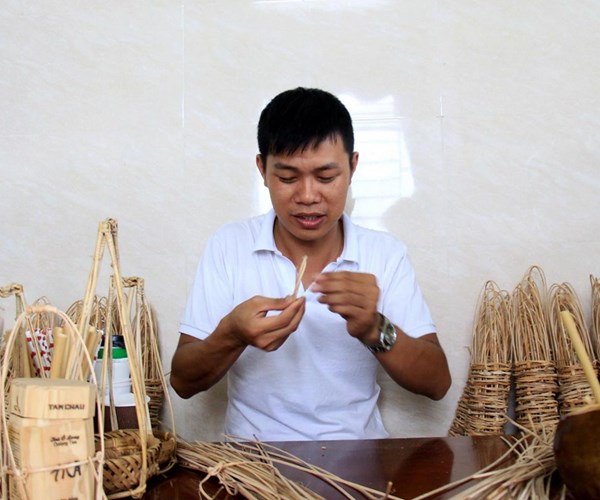 Khởi nghiệp bằng mô hình sản xuất quai treo mây, ống hút trúc - Anh 1