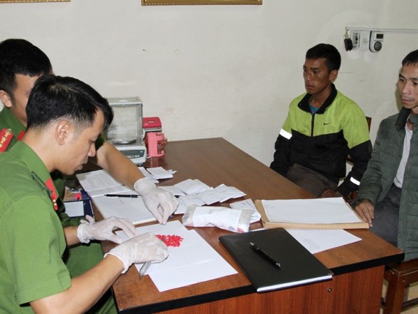 Bắt 2 đối tượng mua bán gần 2000 viên ma túy tổng hợp - Anh 1