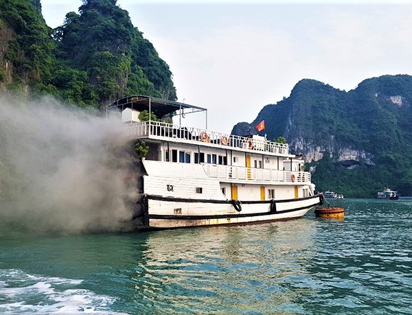 Lại cháy tàu du lịch trên vịnh Hạ Long - Anh 1