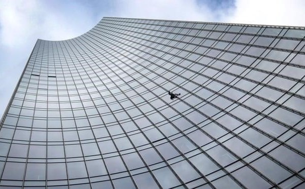 'Người nhện' bị bắt sau khi chinh phục đỉnh tháp Skyper ở Frankfurt - Anh 1