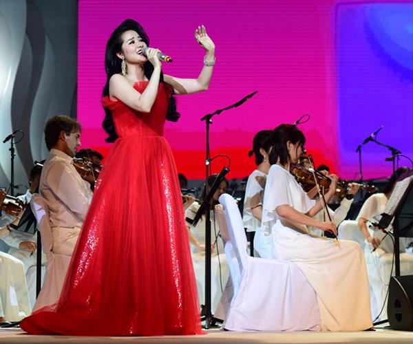 Phạm Thùy Dung trở lại ấn tượng trong live-concert “Trăng Hát” - Anh 5