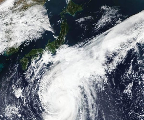 Nhật Bản đưa ra cảnh báo cao nhất trước cơn bão Hagibis - Anh 1