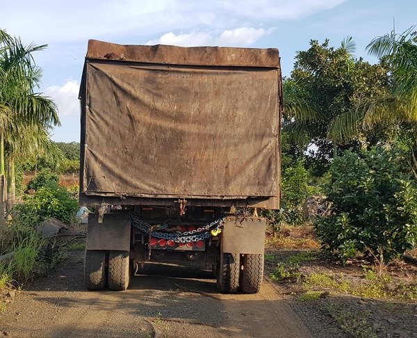 Bắt quả tang xe container đổ trộm hàng chục tấn chất thải rắn nguy hại - Anh 1