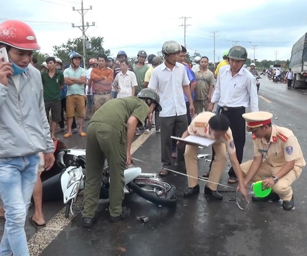 Bình Phước: Xe máy đâm trực diện xe tải, 3 người thương vong - Anh 1