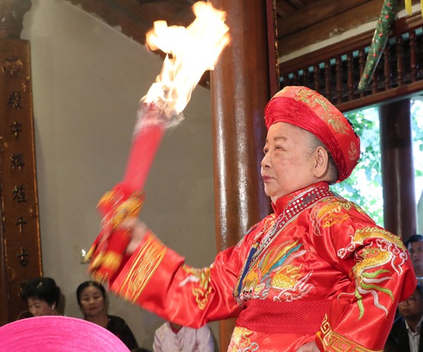Giao lưu thực hành tín ngưỡng thờ Mẫu Tam phủ của người Việt - Anh 6