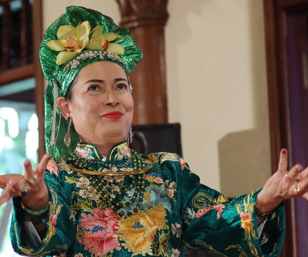 Giao lưu thực hành tín ngưỡng thờ Mẫu Tam phủ của người Việt - Anh 9