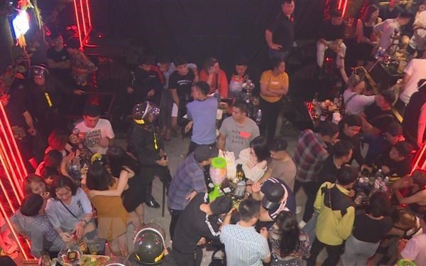 Đắk Lắk: Phát hiện gần 90 đối tượng sử dụng ma túy trong quán bar - Anh 1