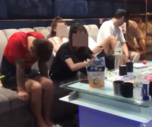 Phát hiện hơn 20 người nước ngoài dương tính ma túy ở quán karaoke - Anh 1